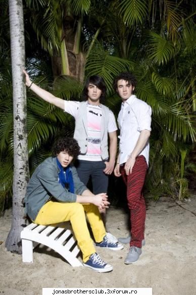 news - Prajituri si fotbal pentru Jonas Brothers In - News about jonas brothers